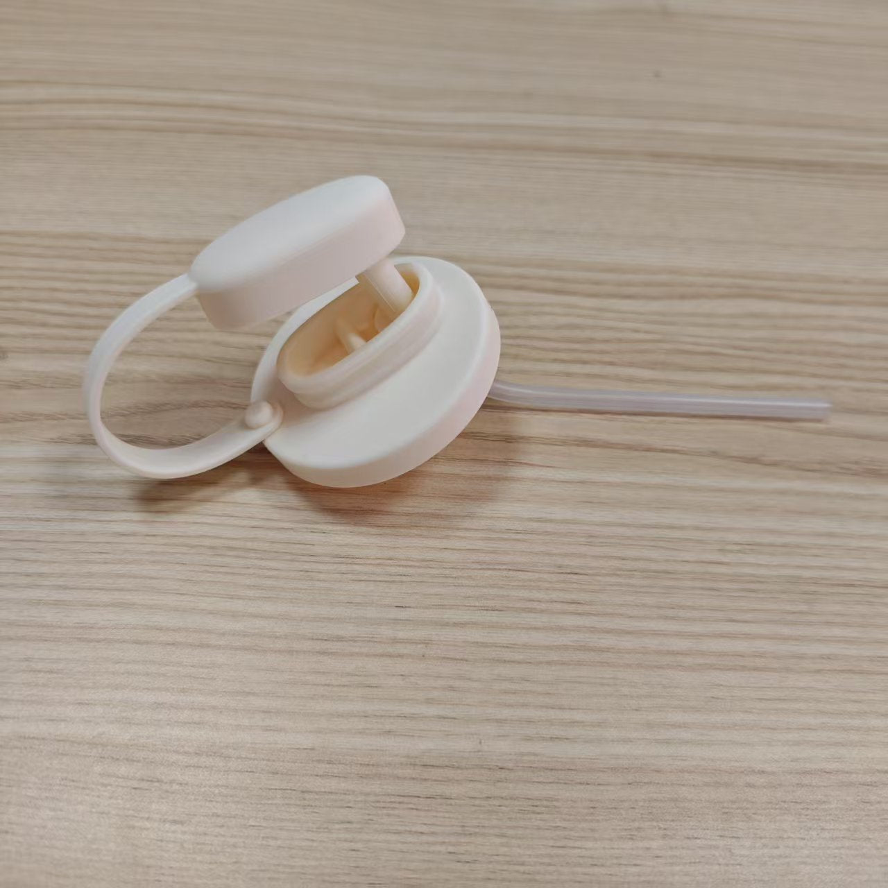 Spill-proof lid and straw